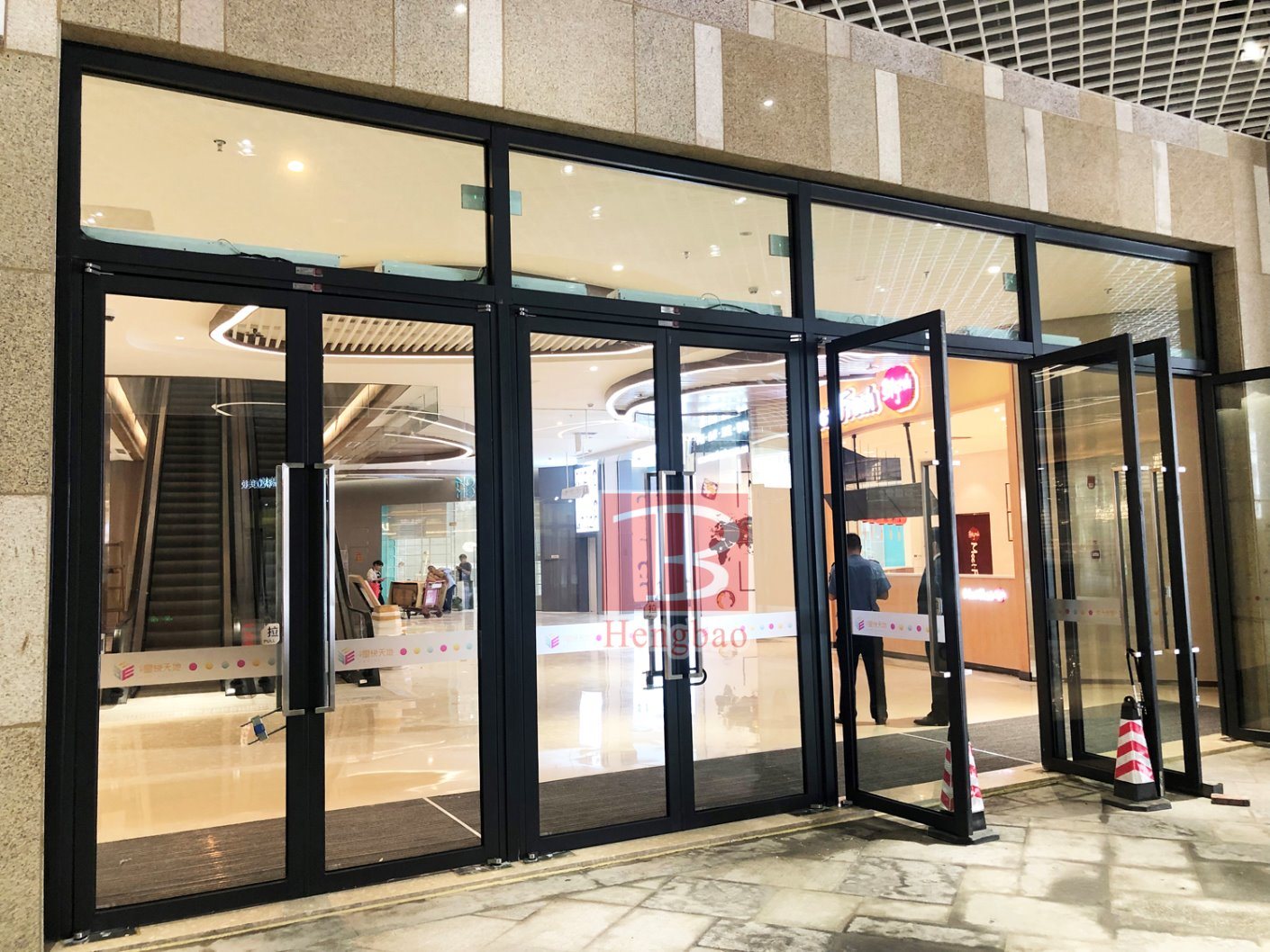 أبواب مقاومة للحريق بالزجاج