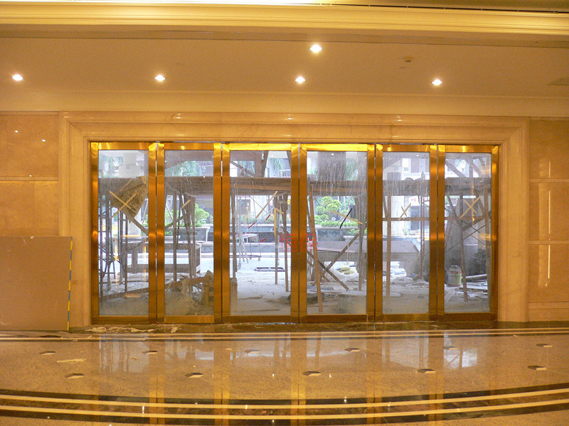 ما هو الباب المقاوم للحريق؟ دليل كامل للأبواب الزجاجية المقاومة للحريق والأبواب المقاومة للحريق بالزجاج