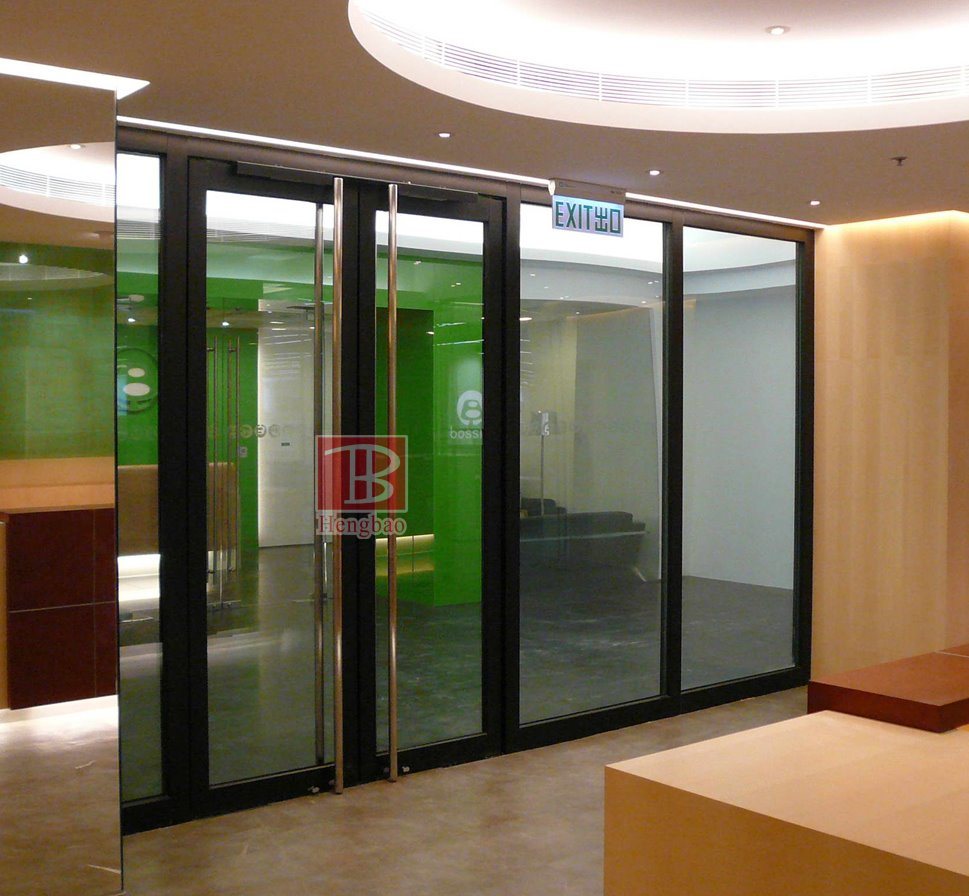 أبواب مقاومة للحريق بالزجاج